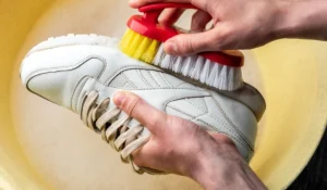 Mencuci Sepatu Putih